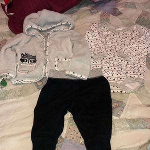 0-3 months outfit ❤️ Sweater, Bodysuit, pants.